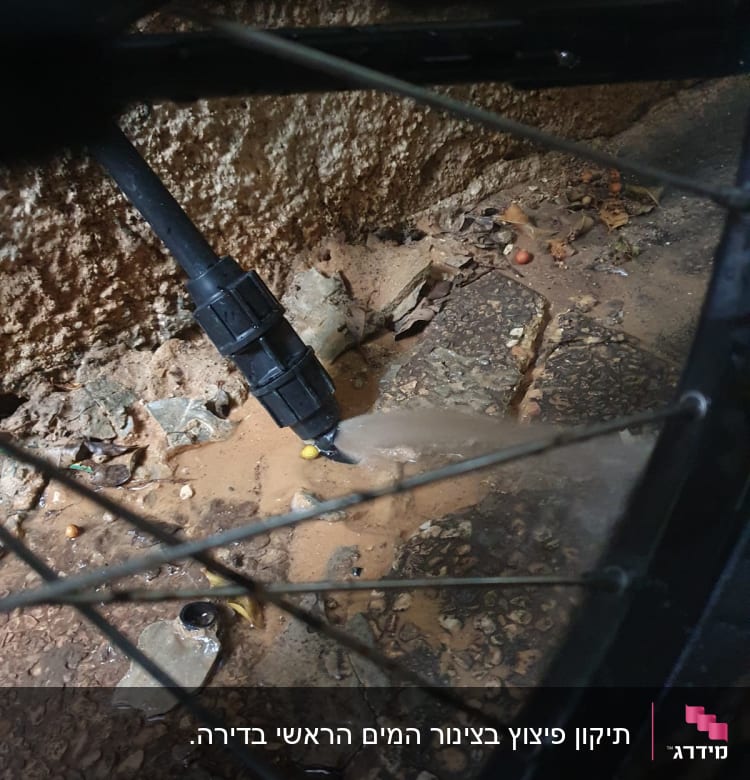 צינור מים דולף על קרקע רטובה